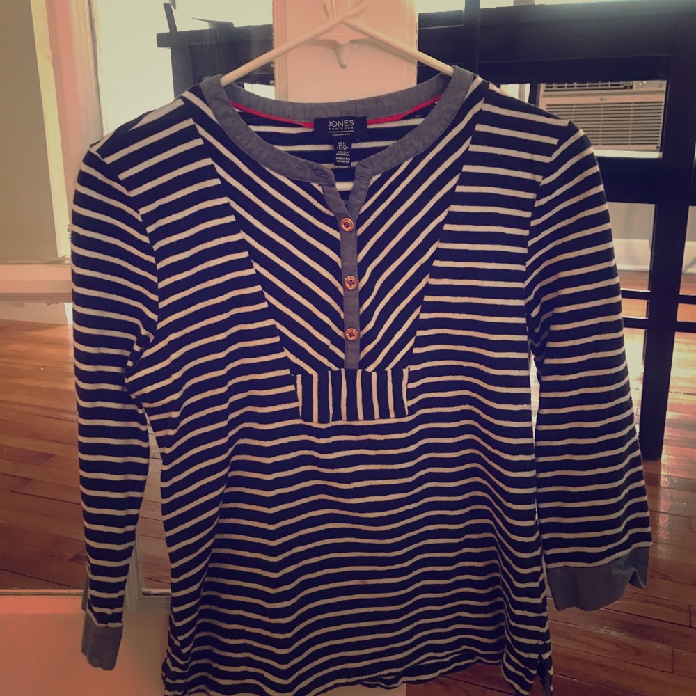 Very cute quarter sleeve shirt